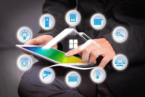 Immer mehr Menschen steuern ihre elektischen Geräte über Smart-Home-Systeme. Der Aufbau und die Einrichtung können direkt mit verschenkt werden - © Pixabay (Symbolfoto)
