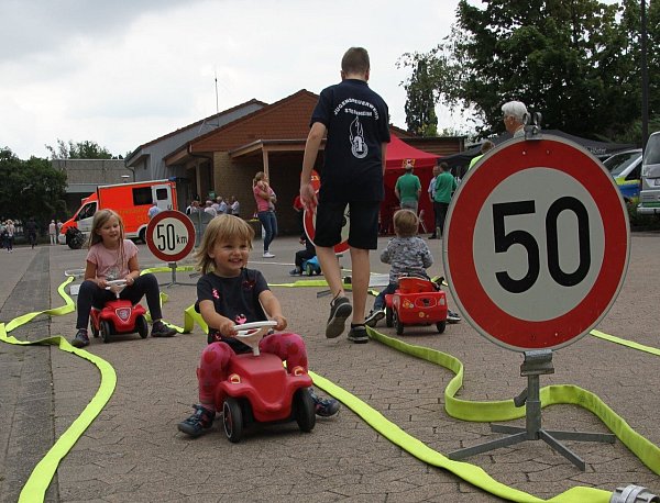 Mit Schwung durch den Parcours: Zum Programm für die jungen Besucher gehört ein Bobbycar-Parcours, den die Jugendfeuerwehr betreut. - © Madita Schellenberg