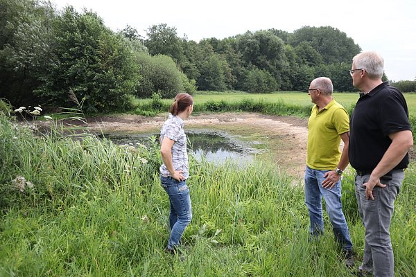 Sandra Szczypior (l.), Sachbearbeiterin der Gewässerunterhaltung der
Stadt Versmold, Ulrich Ruhe und Karl Heinz Lakebrink (r.) von der unteren Wasserbehörde des Kreises Gütersloh vor Ort am Ziegenbach. Sie begutachten die Auswirkungen der anhaltenden Trockenheit. - © Kreis Gütersloh