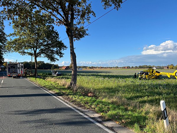 An der Unfallstelle war auch ein Rettungshubschrauber im Einsatz. - © Polizei Minden-Lübbecke