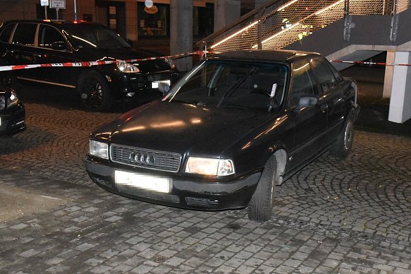 Mit diesem gestohlenen Audi 80, Baujahr 1994, rammten die Täter das Geschäft. Der Wagen wurde bereits vor Mittwochmorgen in Tatortnähe im Parkverbot abgestellt. - © Polizei Paderborn
