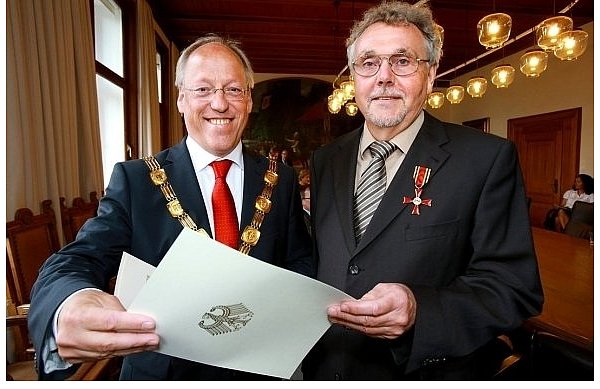 Oberbürgermeister Pit Clausen (links) und Bernd Link im Alten Rathaus. - © FOTO: ANDREAS ZOBE