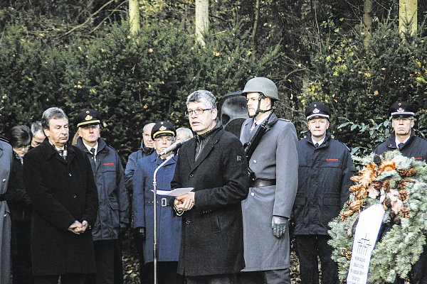Christian Haase erinnert an die Opfer der Kriege und benennt Frieden und Freiheit als die höchsten Ziele der Gesellschaft. - © Sabine heinemann