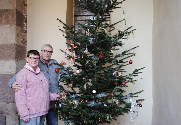 Auch draußen vor dem Westwerk schmücken Helga und Johannes Gritzo für die Festtage Weihnachtsbäume. - © Kirchengemeinde Corvey