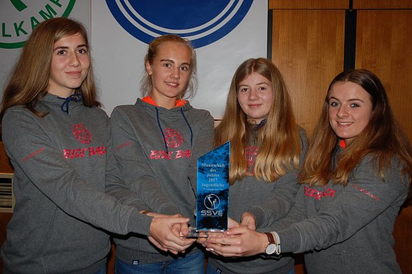Mit Siegertrophäe: Die Jugend-Mannschaft des Jahres besteht aus Sarita Hagemann, Paula Blaschke, Marisa Hagemann und Nicole Gutjar von den U18-Juniorinnen des Tennisvereins Espelkamp. - © Klaus Frensing