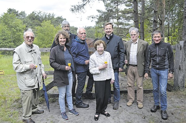 Freude über den gelungenen Auftrieb: Klaus Seichter (v. l.), Vorsitzender des Heimat- und Verkehrsvereins Schloß Holte-Stukenbrock, Imke Heidotting vom SHS-Stadtmarketing, Peter Rüther, Leiter der Biologischen Station im Kreis Paderborn, der ehrenamtliche Vorsitzende der Station Aloys Sielhorst, Traute Prinzessin zur Lippe, Augustdorfs Bürgermeister Andreas Wulf, Rassebetreuer der Gesellschaft zur Erhaltung alter und gefährdeter Haustierrassen Mathias Vogt und Biologe Frank Ahnfeldt. - © Corinna Wullhorst