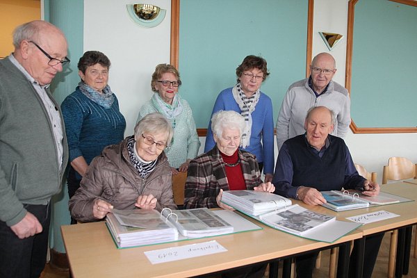 Dieter Spreen und Lotte Meier (1.u.2.v.l.) sowie Margret Möller und Egon Meier (4. u. 5. v.l.) stehen Inge Faber (stehend Mitte), Margret Klasing, Frieda Eikenhorst und Hans-Werner Körber beim Stöbern in den alten Bänden zur Seite. Fotos: Klaus Frensing - © Klaus Frensing