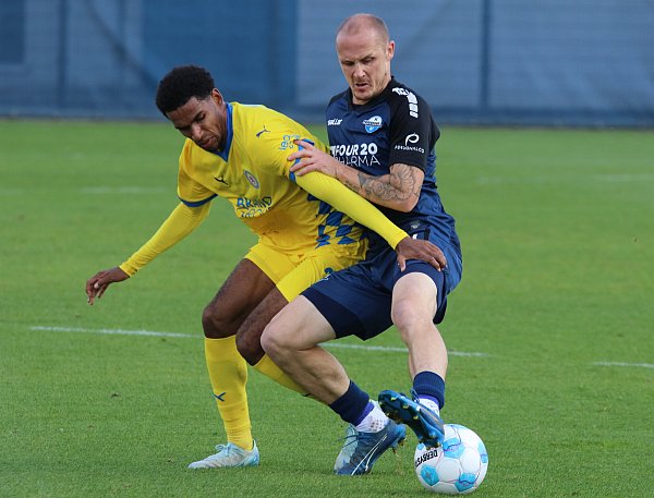 Am 10. Oktober 2024 hatten Paderborn und Braunschweig ein nicht-öffentliches Testspiel bestritten, das 1:1 endete. SCP-Stürmer Sven Michel (r.) bekam es dabei unter anderem mit Sanoussy Ba zu tun. - © Frank Beineke