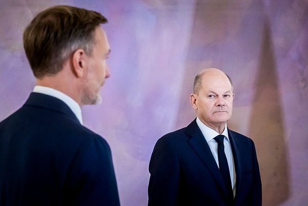 Bundeskanzler Olaf Scholz (r.) am 7. November mit Christian Lindner (FDP), ehemaligem Bundesminister der Finanzen im Schloss Bellevue. - © Christoph Soeder/dpa