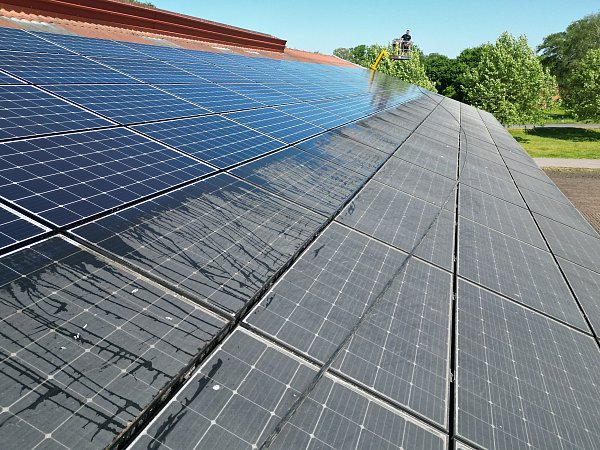 Verschmutzte Module können Ertragseinbußen von über 20 % verursachen. - © Wash Solar