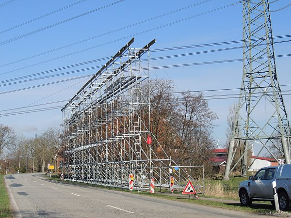 Schutzgerüste: An einigen Straßen mit überörtlicher Bedeutung werden Schutzgerüste während des Seiltauschs aufgestellt, damit der Verkehr sicher fließen kann. - © Tennet