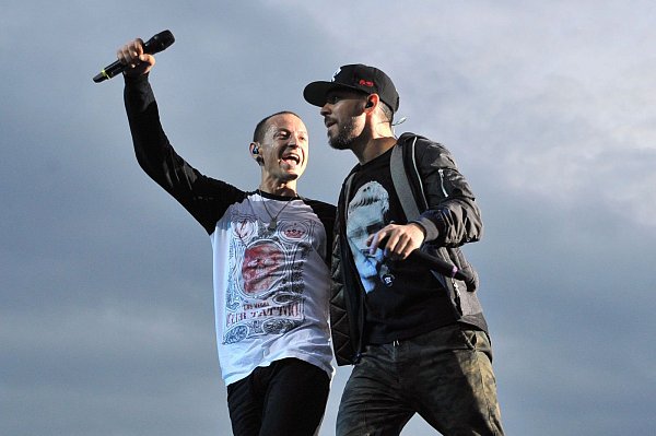 Chester Bennington und sein Bandkollege Mike Shinoda bei einem Linkin-Park-Auftritt in Los Angeles. - © picture alliance / empics