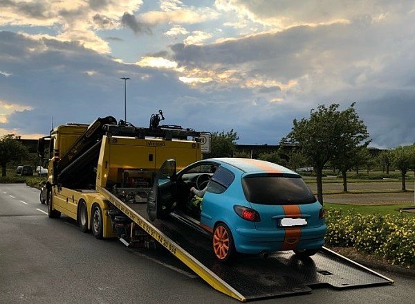 Zu laut, zu tief: Eines von acht sichergestellten Fahrzeugen wird abgeschleppt. - © Polizei Paderborn