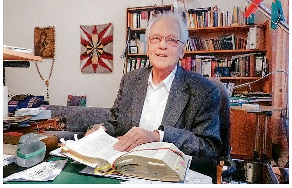 Aufgewachsen ist Pfarrer Günter Sandfort zwar in Höxter, doch nach dem Abitur ging er erst nach Paderborn, dann nach München und schließlich in den "Osten" in die Nähe von Leipzig. Zum Mauerfall vor 25 Jahren schaut er zurück auf sein Leben in der DDR. - © FOTO: VIKTORIA BARTSCH