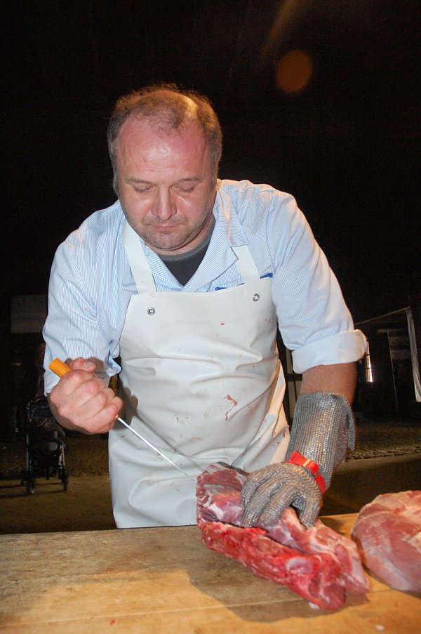 Mit geübtem Schnitt: Schlachtermeister Dirk Schröder zerlegt das Fleisch fachmännisch. Er gab dem interessierten Publikum dazu auch fachkundige Erläuterungen. Fotos: Klaus Frensing - © Klaus Frensing