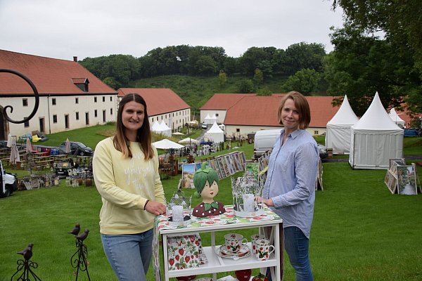 Charmaine Haid, Marketingleiterin Evergreen Gmbh und Alexandra Buterus, Öffentlichkeitsarbeit Kloster Dalheim stöpern gern in den Gartenschätzen des Festes. (v.l.) - © Anja Ebner