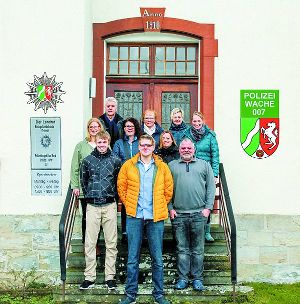 Schauspielern gern: (v. l.) Vera Büker, David Becker, Dieter Boneberger, Gabi Schickmeier-Fecke, Jens Baumhoer, Ulla Heitrich, Nicole Berensmeier, Annette Becker, Thomas Gollan und Kathrin Hane. - © Theaterverein Verlar