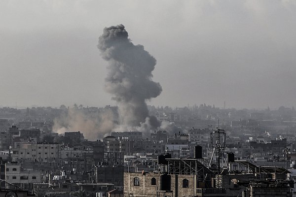 Rauch steigt nach israelischen Luftangriffen in der Nähe des Grenzübergangs Rafah auf. - © Abed Rahim Khatib/picture alliance/dpa