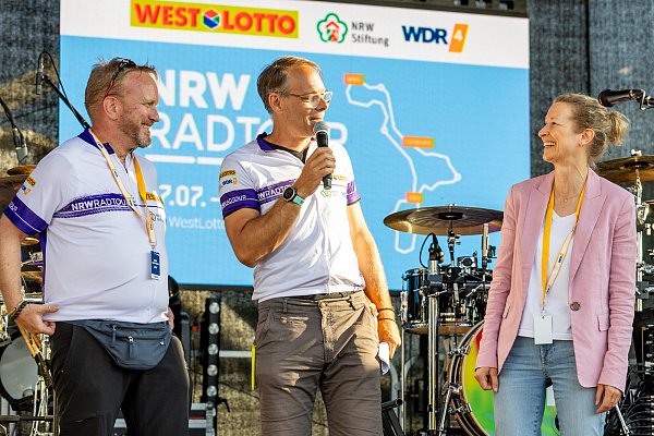 Ob beim Start, unterwegs auf der Strecke, an den Pausenstopps oder abends beim Sommer-Open-Air: Die Stimmung auf der NRW-Radtour war bestens.  - © Jens Naumann