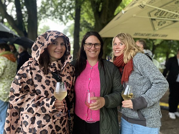 Mara Rudolph, Patricia Schmidt und Kerstin Boneberger genießen die Musik von Fatcat auf den Paderwiesen. - © Julia Spiekerkötter