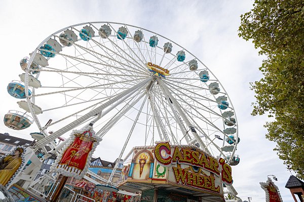 Auch das Riesenrad darf auf der Paderborner Kirmesmeile Herbstlibori nicht fehlen. - © Niklas Tüns