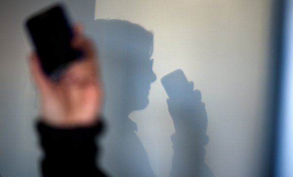 Es gibt viele Telefonnummern, an die man sich im Krisenfall wenden kann. - © dpa