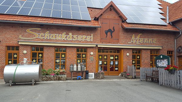 In den alten Hofgebäuden des Betriebes von Landwirt Thomas Menne befindet sich die moderne Käserei samt Hofladen. - © Madita Schellenberg