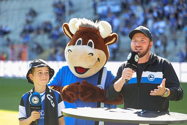 Beim Kindergeburtstag beim DSC Arminia Bielefeld in der Schüco-Arenabekommt gehört ein Geburtstagsgruß vom Stadionmoderator dazu. - © Oliver Krato