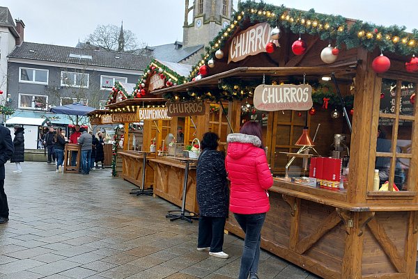 Auf dem Gütersloher Weihnachtsmarkt werden köstliche Leckereien wie Churros angeboten. - © Dana Thoeren