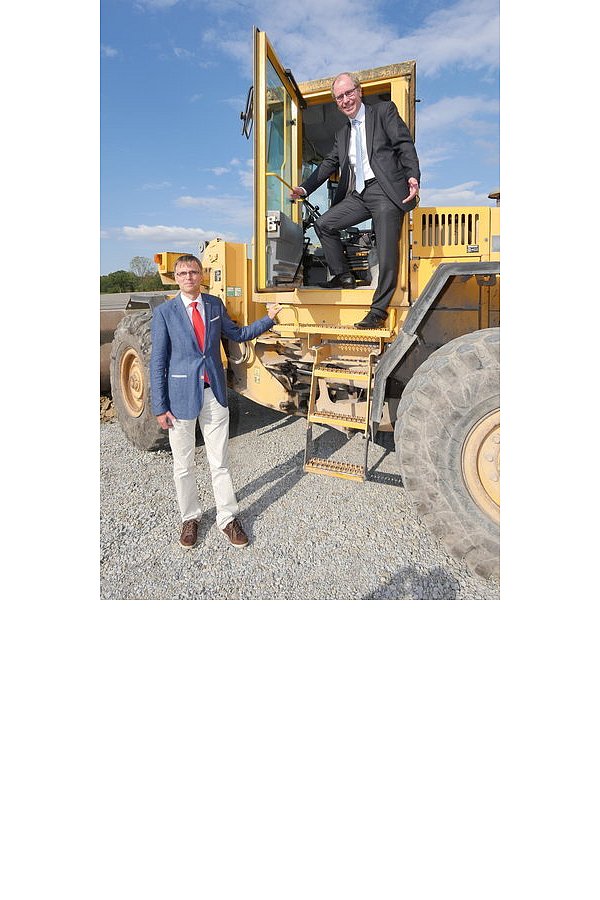 Landrat Manfred Müller am Steuer eines Radladers und AVE-Betriebsleiter Martin Hübner. FOTO: RALPH MEYER