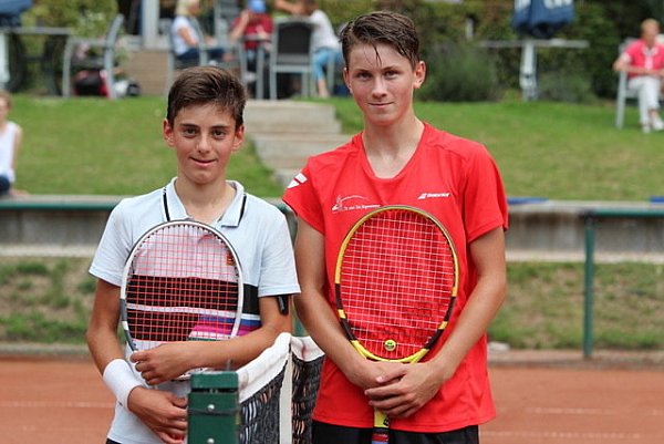Herforder unter sich: Im Endspiel der Junioren U14 besiegte Finn Buschmaas (l.) seinen Vereinskameraden Louis Nass. - © Yvonne Gottschlich