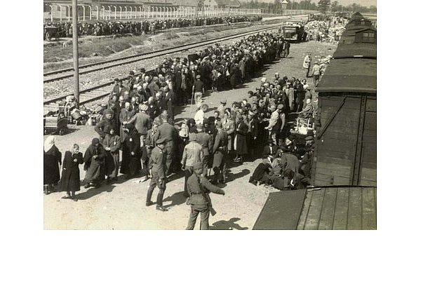 Ungarische Juden stehen an der Rampe im Konzentrationslager Auschwitz. - © E. Hoffmann & B. Walter