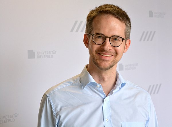 Fabian Wolff ist im März 2024 zum Professor für Pädagogische Psychologie unter besonderer Berücksichtigung von Heterogenität und Inklusion an der Fakultät für Psychologie und Sportwissenschaft ernannt worden. - © Universität Bielefeld