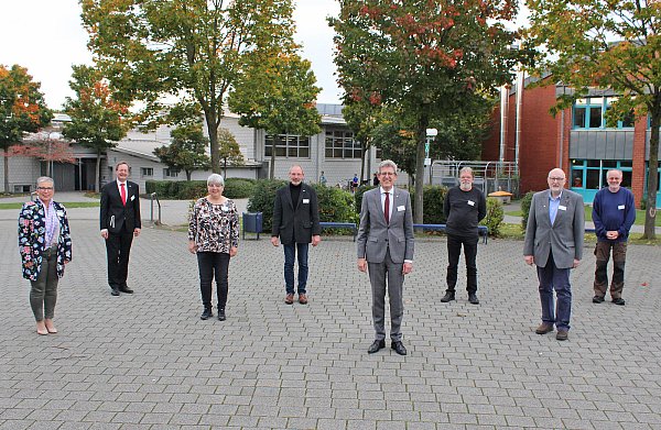 Der neue Kreissynodalvorstand des Evangelischen Kirchenkreises Paderborn besteht aus (v. l.) Evelyne Schubert, Pfarrer Gunnar Wirth, Irmgard Alboth, Scriba Pfarrer Wolfgang Neumann, Superintendent Volker Neuhoff, Jürgen Engelmann, Rolf Hellweg und Wolfgang Dzieran. - © EKP/Oliver Claes