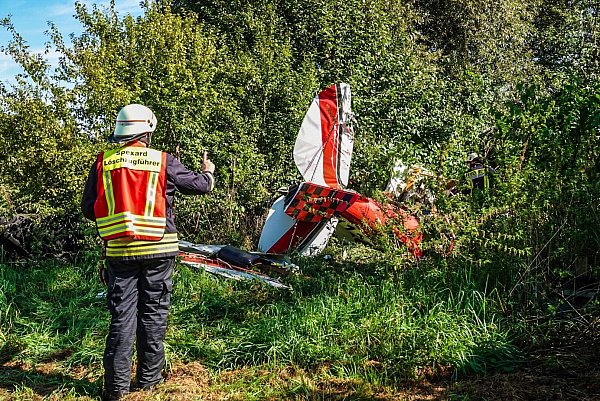 Der 67-jährige Pilot aus dem Landkreis Schaumburg, der alleine in der Maschine saß, starb noch am Unglücksort. - © Paul Brinkmann