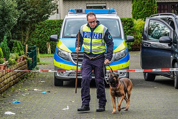Die Mordkommission "Zeit" der Bielefelder Kripo ermittelt nach der Tat mit Hochdruck. Ein Suchhund soll die Tatwaffe finden. - © NW