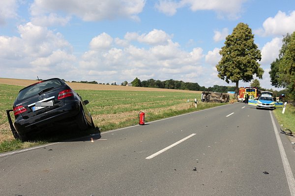 Auf der Häger Straße: Die beiden Wagen kollidierten miteinander, während der Kia überholen und der Mercedes abbiegen wollte. - © Anthea Moschner
