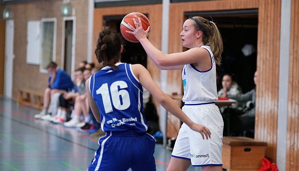 Ein Jahr ohne Basketball: Hannah Schmittendorf (r.) und die Lady Dolphins haben seit März 2020 kein Punktspiel absolviert. - © Peter Unger