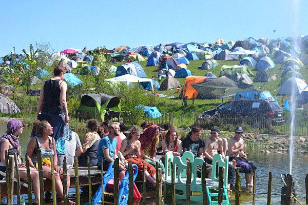 Abkühlung: Am kleinen See entlang der Campingflächen ließen es sich viele Besucher gut gehen. Hier gab es auch Essensstände und gemütliche Plätze zum Entspannen und Verweilen. - © Florian Passlick