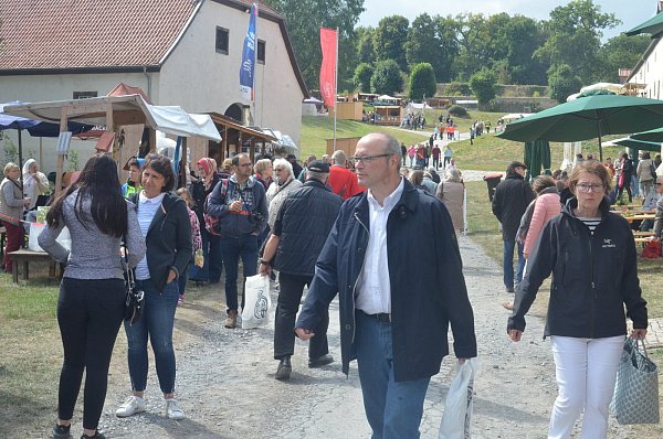 Anziehungspunkt Dalheim: Ungeachtet der relativ verhaltenen Temperaturen haben etliche Besucher den Weg zur malerisch gelegenen Anlage gefunden. - © Dietmar Gröbing