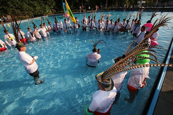 Ab ins Wasser: Die Oerlinghausen Schützen beteiligen sich an einem Jux-Wettbewerb. - © Patrick Bockwinkel