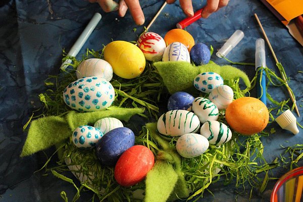 Für die Ostertafel: Für ihren Osterkranz bemalt Pia (11) Styropor- eier mit bunten Farben und klebt sie anschließend auf ihren Kranz. - © Corinna Schwanhold