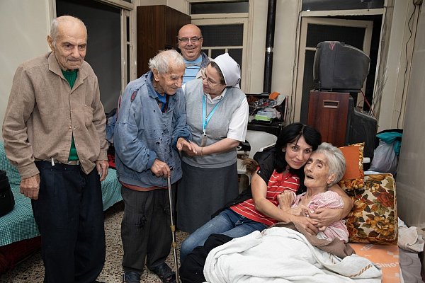 Schwester Annie (Mitte) unterstützt mit ihren Helferinnen und Helfern Arme, Alte und Kranke in Aleppo und Damaskus. - © cpd