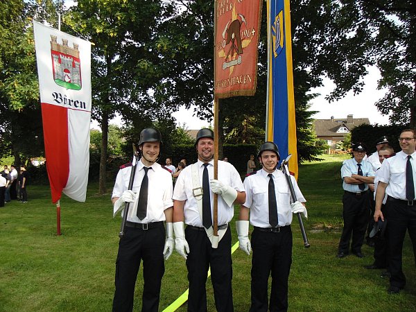 Freiwillige vor: Die Feuerwehr aus Dörenhagen beteiligte sich ebenfalls am Festumzug. An der Fahne sind (v .l.) Dirk Schulte-Hötte, Sebastian Heggen und Tobias Voß. - © Anja Ebner