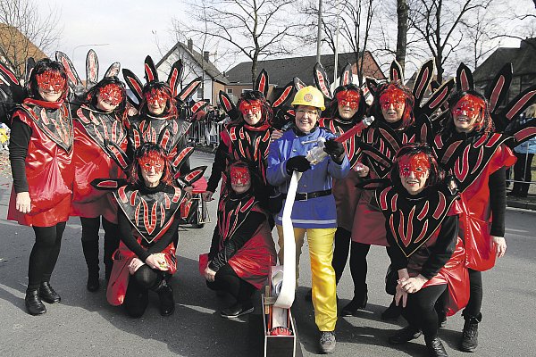 Die närrischen Neun: Diese Karnevalstruppe aus Scharmede ist seit vielen Jahren mit von der Partie. Ihr Motto lautet diesmal „Wir sind Feuer und Flamme.“

Fotos: Johannes Büttner - © Johannes Büttner