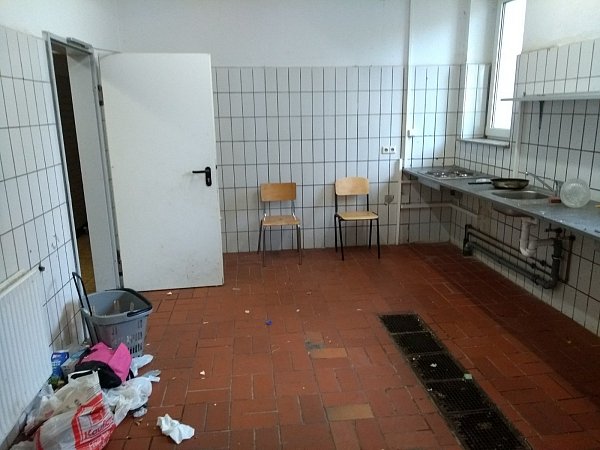 Gestank: Der unangenehme Geruch der Küche kommt von dem in die Ecke geworfenen Biomüll. - © Privat