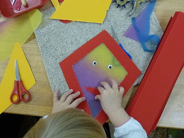 Nun sind der Fantasie keine Grenzen gesetzt: Jede der beiden Rauten bekommt ein Gesicht – egal, ob mit Wackelaugen, aus Pappe aufgeklebt oder direkt aufgemalt. Durch das Gesicht bekommt jede Laterne ihren eigenen Charakter.