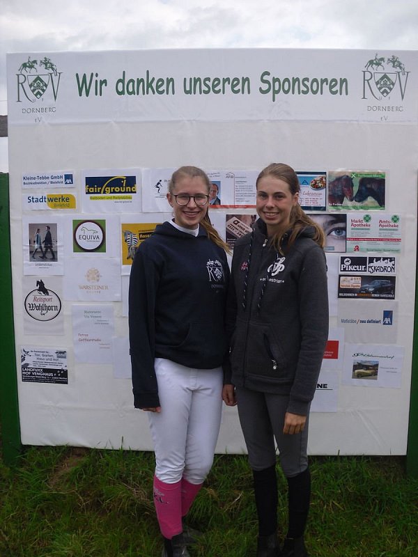 Zufriedene Gesichter: Svenja Idschick (links, Pressewartin) und Sarah Kastigen vor der Sponsorentafel. - © Frauke Huhn