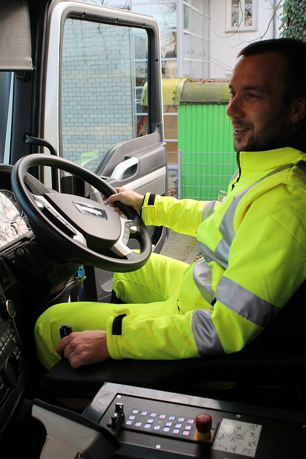 Bequem: Martin Lehmann bedient die Technik per Joystick. - © Nicole Hille-Priebe