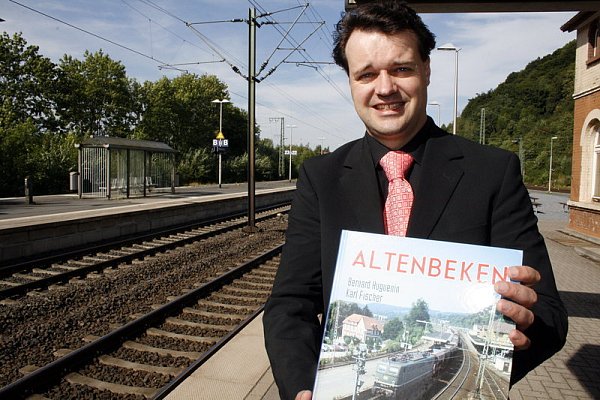 Karl Fischer präsentiert hier im August 2013 im Bahnhof Altenbeken erstmals die Eisenbahn-Chronik. Jetzt kommt eine überarbeite Fassung auf den Markt. - © FOTO: CHRISTIAN SCHWEPPE